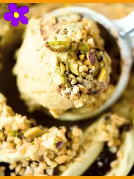 Gelato al pistacchio con gelatiera