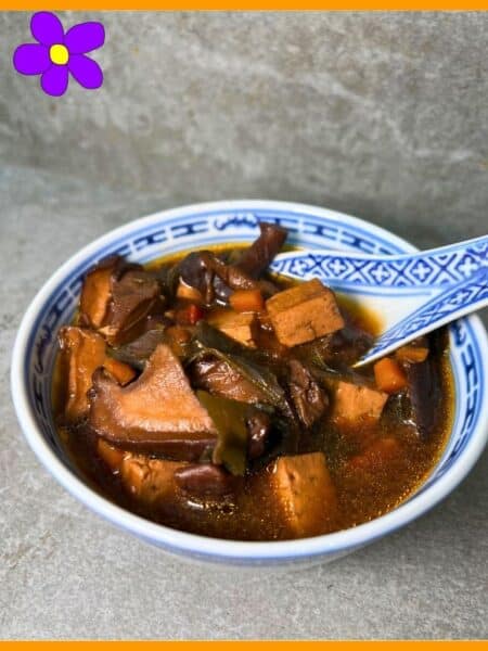 Zuppa di tofu e funghi