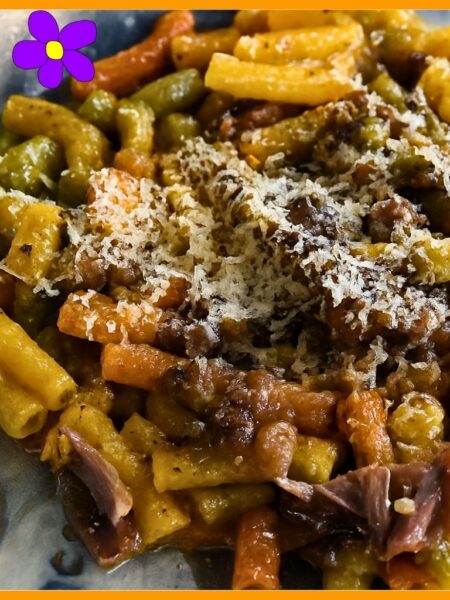 Pasta con radicchio e pesto di mandorle