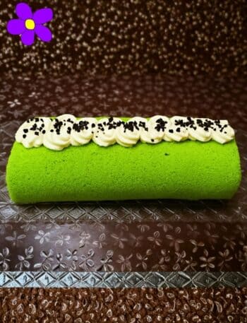 Rotolo dolce alle mandorle con crema di pistacchio