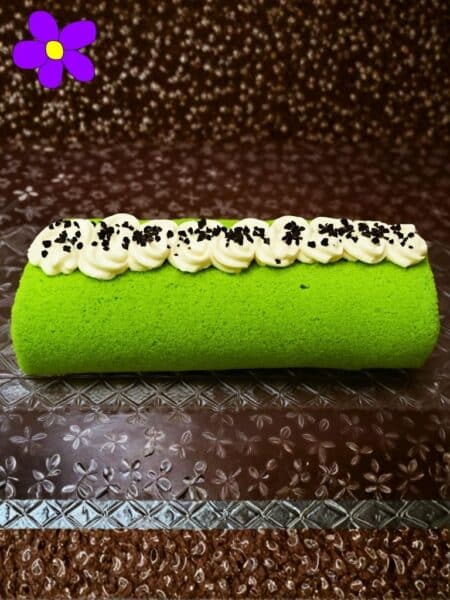 Rotolo dolce alle mandorle con crema di pistacchio